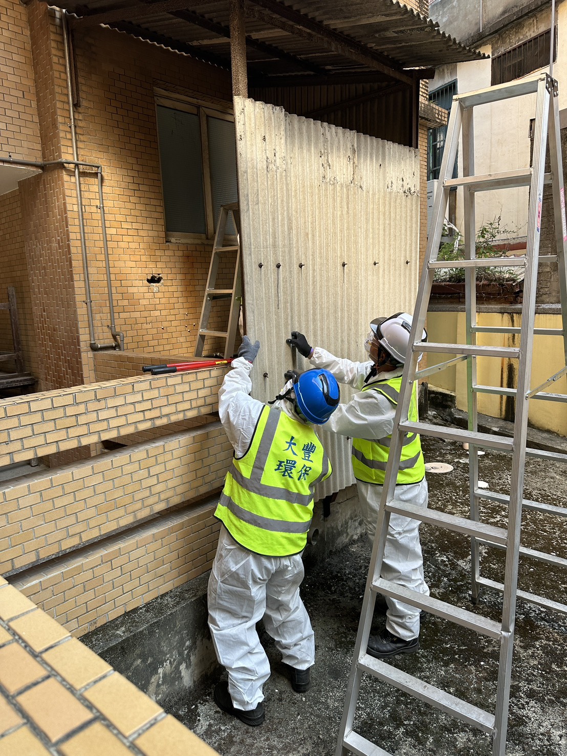 石綿瓦安全拆除與密封處理,全程防護(asbestos tile removal)