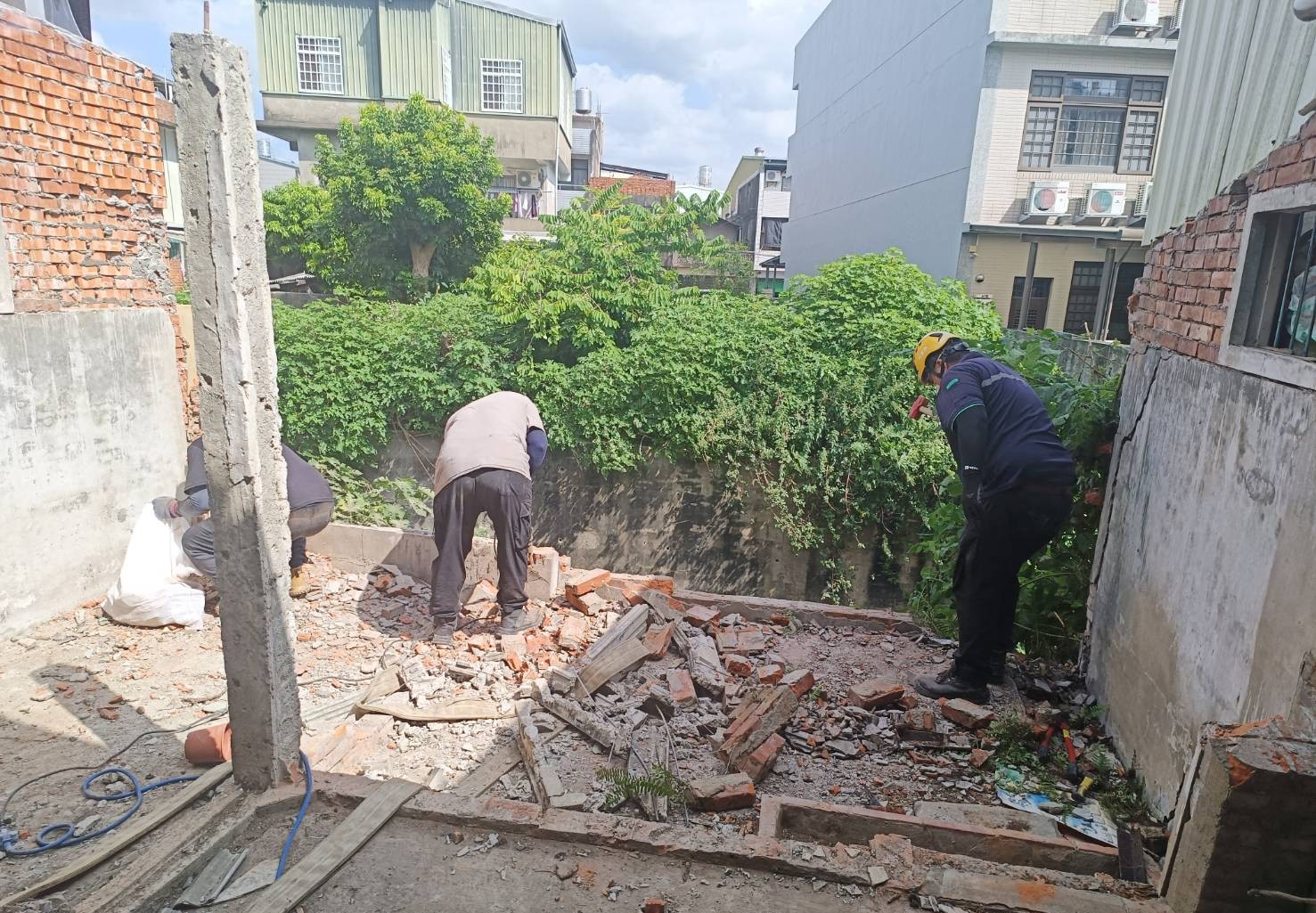 磚牆安全拆除與合法清運(brick wall demolition)